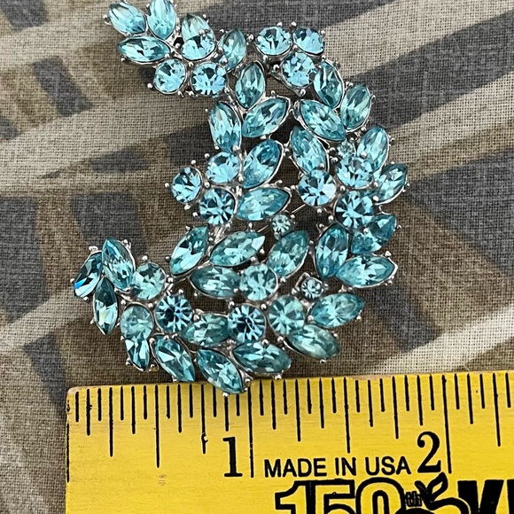 TRIFARI AQUA CRYSTAL RHINESTONE CRESCENT BROOCH VINTAGE STUNNING! - Picture 4 of 10